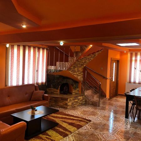 La Conac Complex Deluxe Targu-Jiu Bed & Breakfast Targu Jiu Exterior photo